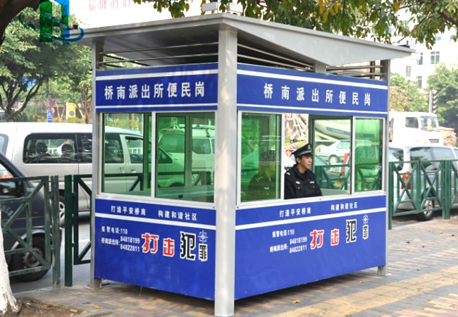 治安崗亭路口停放維護治安指揮交通兩不誤