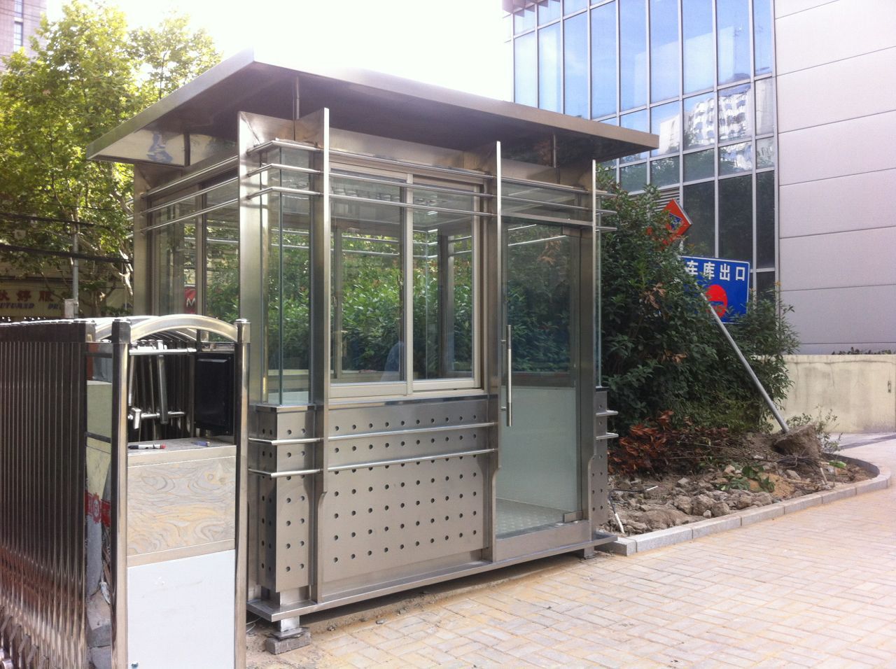 齊齊哈爾路526號多媒體不銹鋼保安崗亭