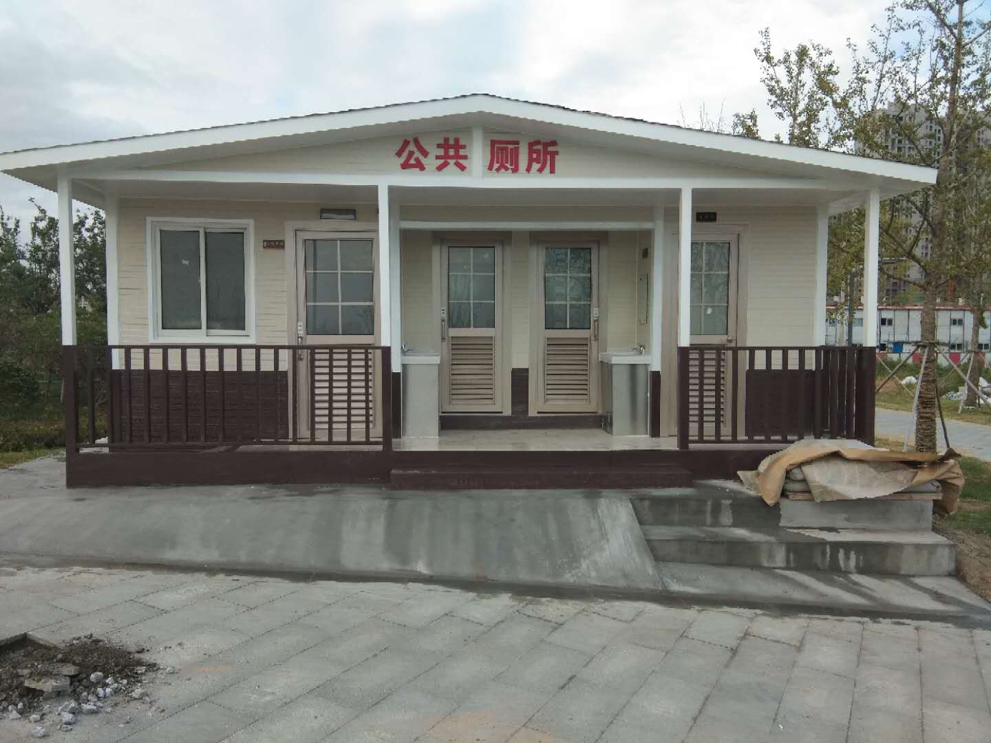 金屬雕花板移動廁所