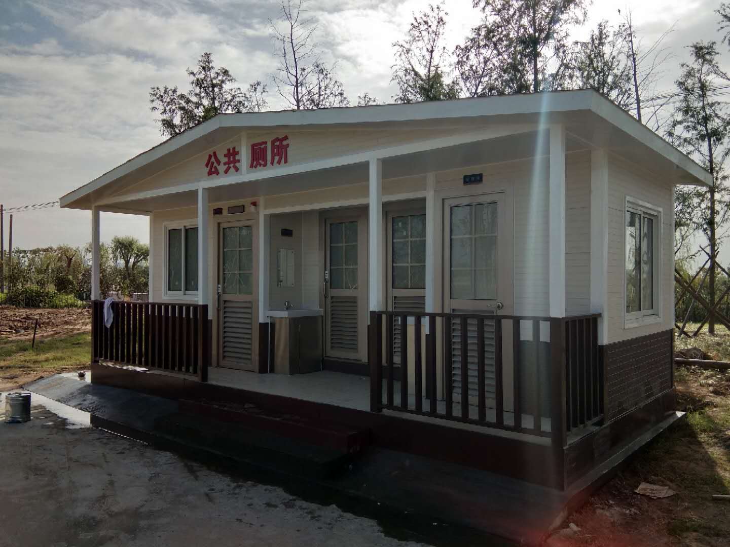 金屬雕花板移動廁所