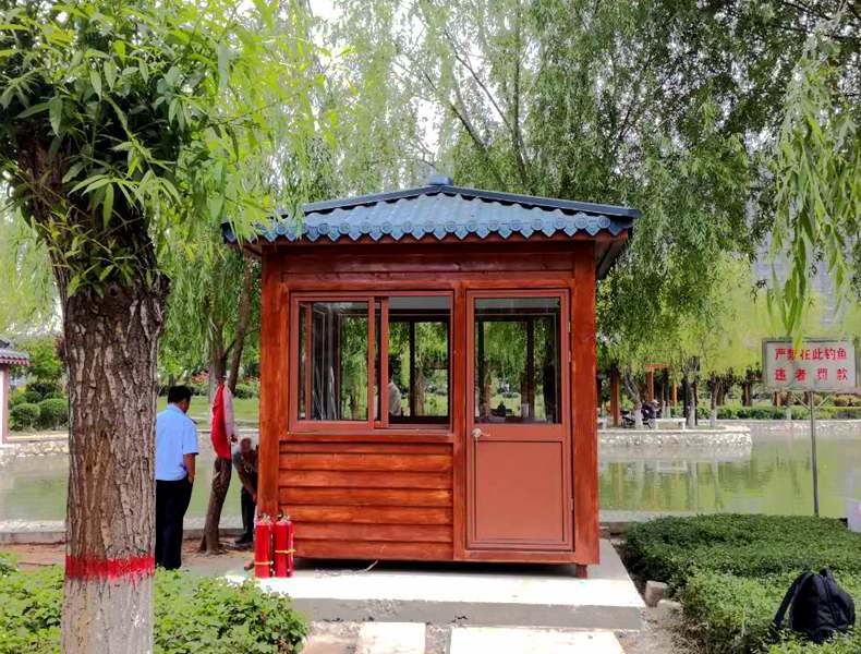 木質(zhì)保安崗?fù)?>
          <h1>-1-</h1>
          <span>木質(zhì)保安崗?fù)?/span>
          <P>木質(zhì)的崗?fù)ぃＲ姷木褪沁M(jìn)去的售貨亭，或者···</P>
          </li>
         </a>
        
         <a href=