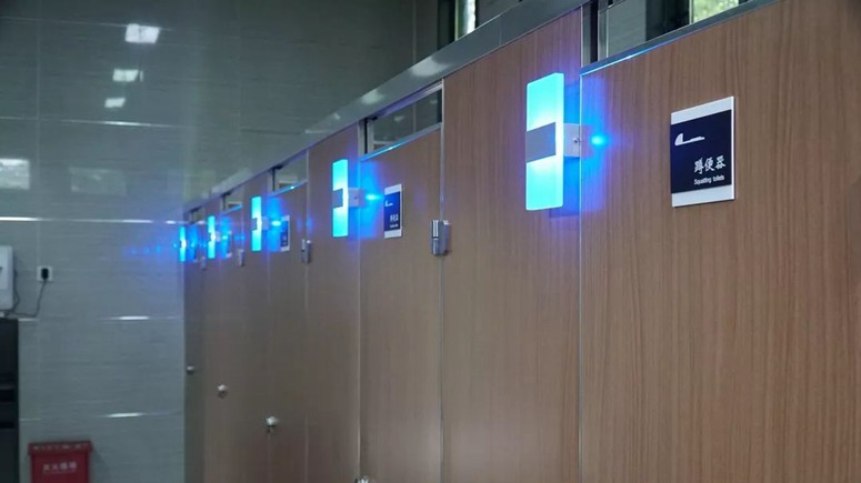 新疆衛移動廁所內部